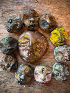 I’ve been experimenting with metal paints and patinas for a while now meaning that I have many little heads laying around my studio developing rusty patterns in their own special way… 
.
.
.
.
.
#rust #flotsam_fables
