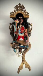 Happy new moon 🌑✨

Here is Iluka the mermaid, who I’m very fond of. I found her clock-box home in the most extraordinary junk shop in Holland, on a trip to visit my favourite artist, who was generous enough to mentor me. That meeting truly changed my life in ways I’m still discovering.

I’m still living in the ripples of that time, creatively and personally. Some encounters shift the tide entirely. I can’t thank you enough 🐚🌊🕯️

#newmoon #ilukathemermaid #flotsam_fables