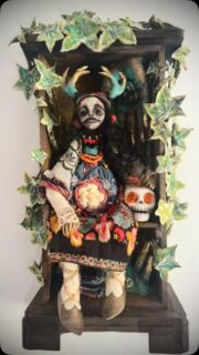 Happy new moon! 🌙 

Vasilisa’s Doll is being shown now @heartofthetribegallery as part of the ‘A Tangle of Living Things’ exhibition. Sound on to hear accompanying poem by the wonderful and talented @ashleigh_nugent_writer 
.
.
.
.
.
#flotsam_fables #flotsam_fables_art #heartofthetribe #ashleighnugent #vasilisasdoll