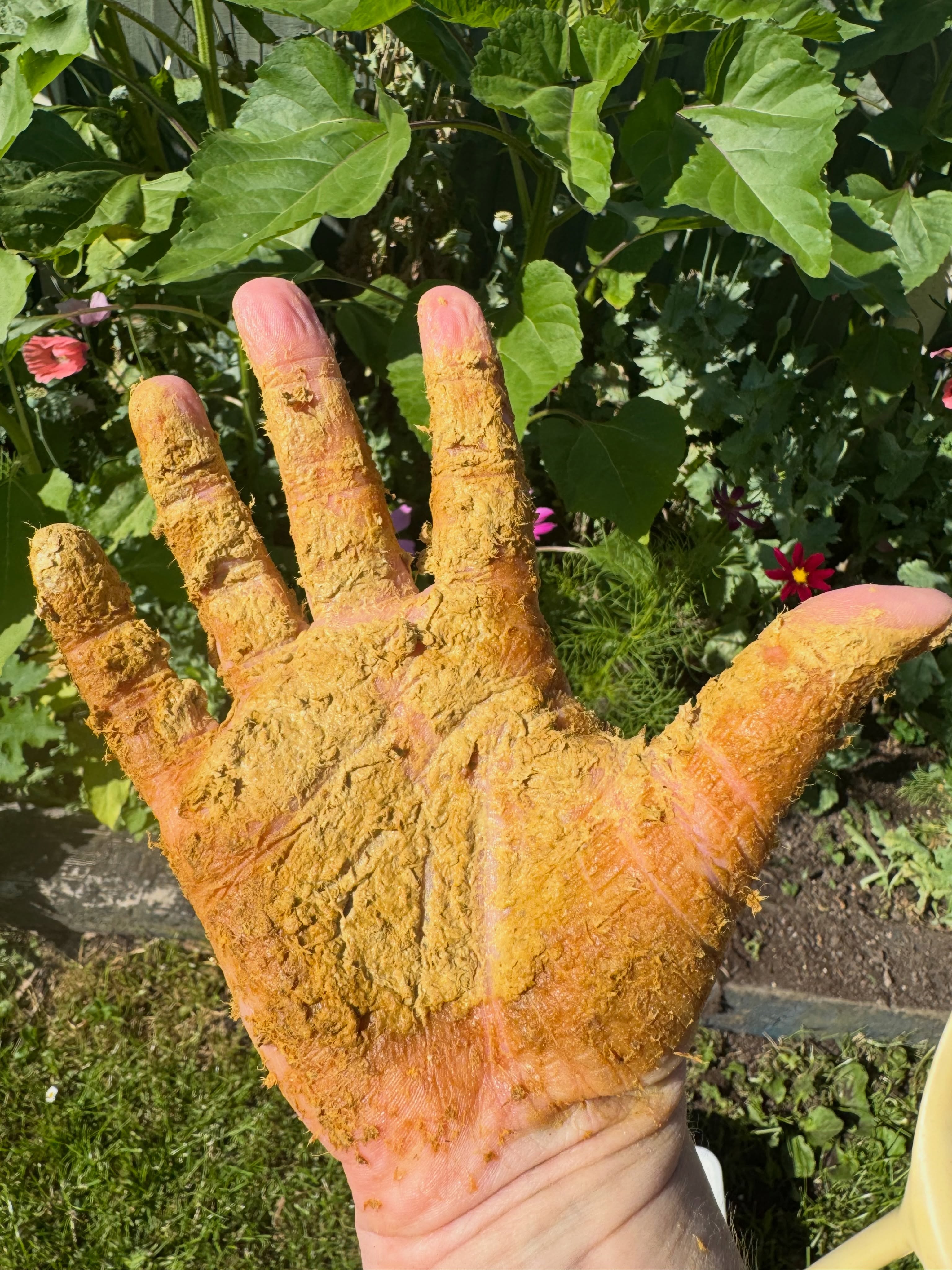I’m still experimenting with different recipes for paper clay. This one makes for messy hands! Artist friends, what recipes work for you? I’m looking for something smoother… Do let me know any paper clay recipes or tips in the comments, with gratitude and thanks 🙏 
.
.
.
,
.
#flotsam_fables #flotsam_fables_art #papiermâché