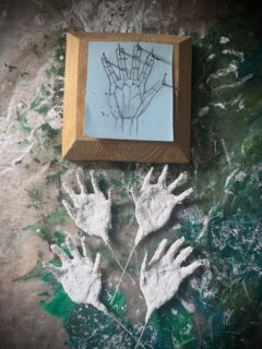 I really struggle with hands more than any other body part… I’ve never been able to make a delicate hand 🫶🫰
.
.
.
.
.
#flotsam_fables_art