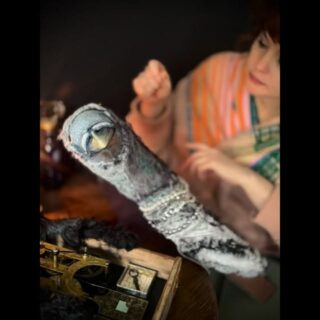 I’ve been really enjoying making this pigeon wall piece to sit alongside my crow 🐦✨

Did you know that in folklore pigeons and doves are often seen as messengers between worlds, symbols of peace, devotion and the soul? In some traditions they even carry prayers to the heavens or guide spirits safely onward.

I love that these beings we see every single day hold such quiet symbolism. Their iridescent feathers catch the light in the most magical way, shifting between greens, purples and blues. They are beautiful, and they are hardy. Ordinary and extraordinary all at once 🌈🕊️
.
.
.
.
.
#pigeon #folklore #flotsam_fables